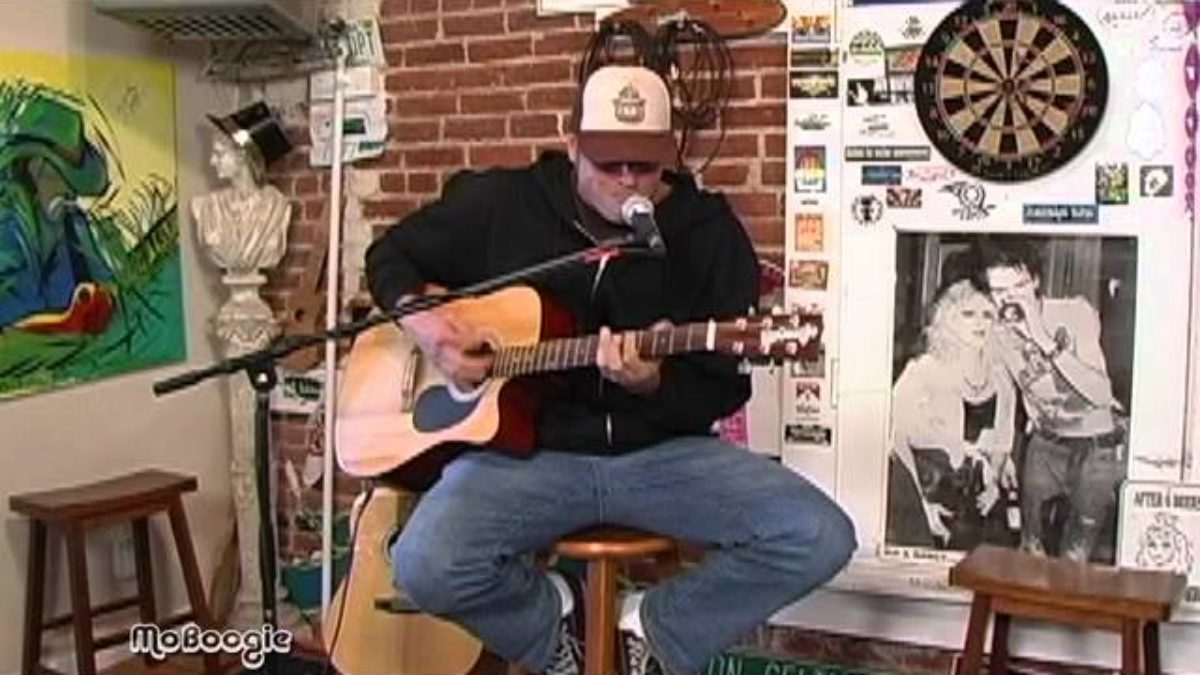FORTUNATE YOUTH's DAN KELLY "Fire" - acoustic @ the MoBoogie Loft