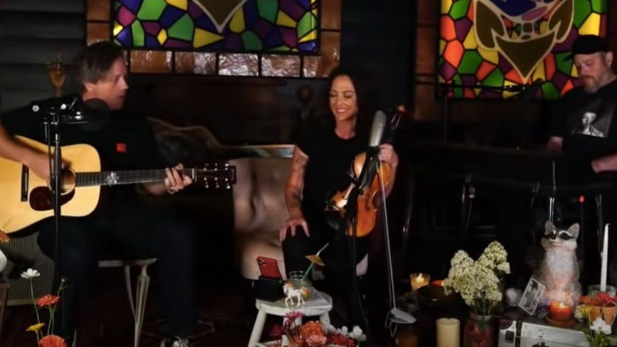 Jason Isbell, Amanda Shires & Peter Levin Cover Garth Brooks & James McMurtry On ‘I So Lounging’