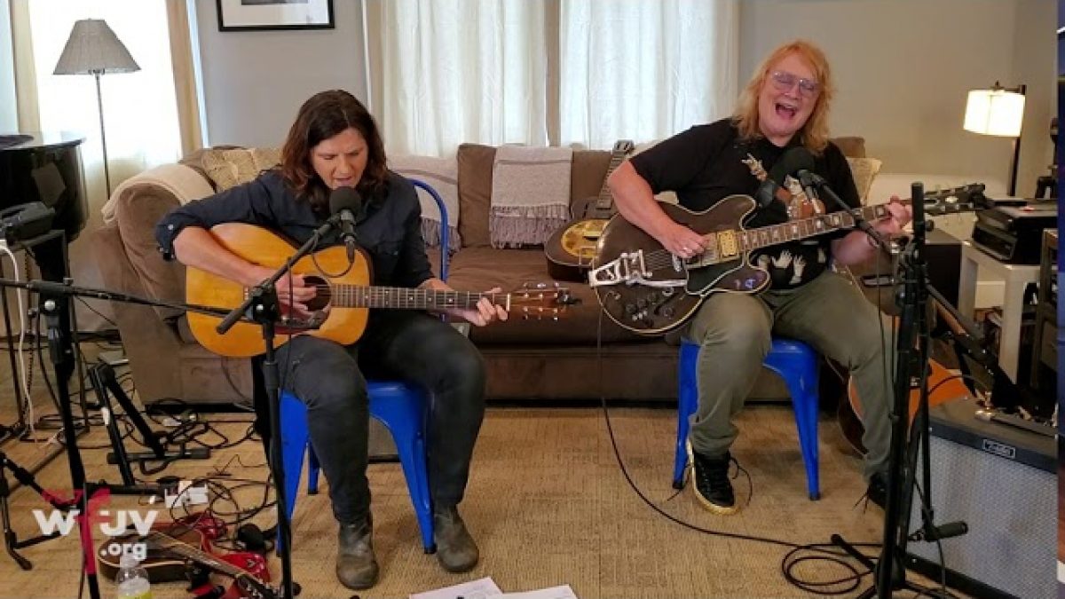 Indigo Girls - "Change My Heart" (Marquee Live at Home)