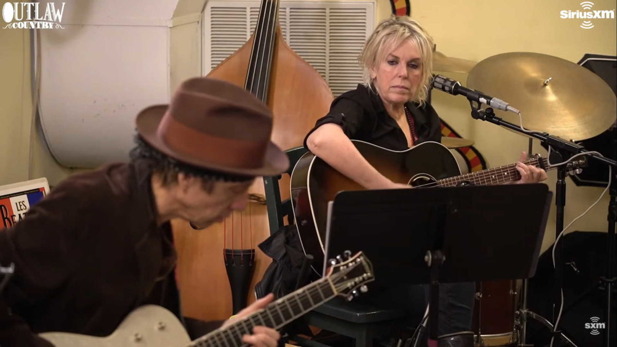Watch Lucinda Williams & Stuart Mathis Perform ‘When The Way Gets Dark’ For SiriusXM