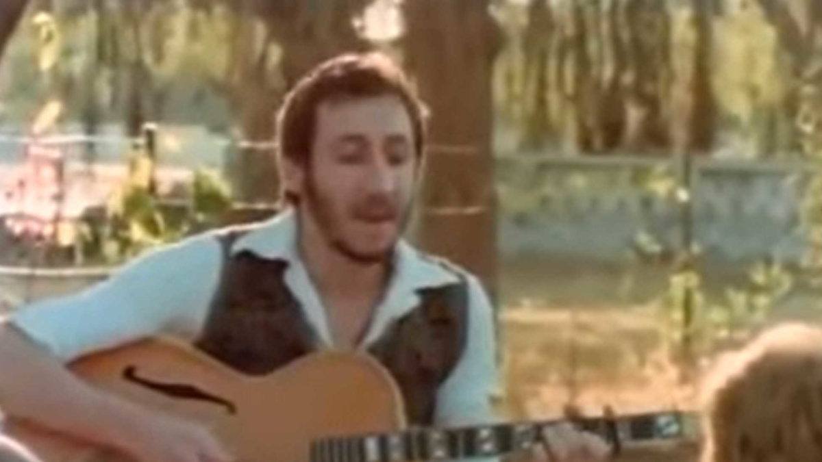 Watch The Who’s Pete Townshend Perform ‘Drowned’ In India In 1976