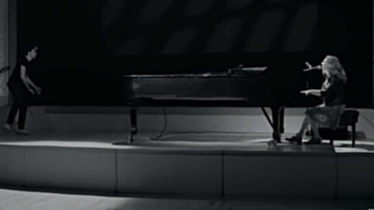 Regina Spektor Performs ‘Prisoners’ For ‘Colbert’