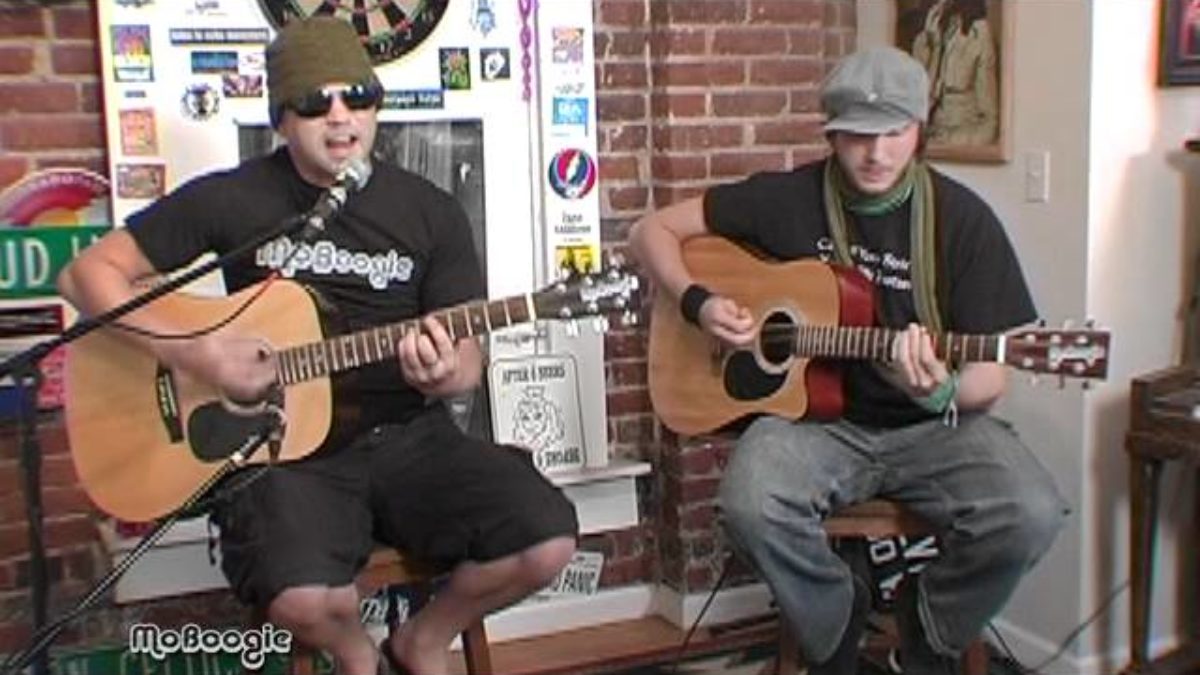 THE B FOUNDATION "Indo Addict" - acoustic @ the MoBoogie Loft