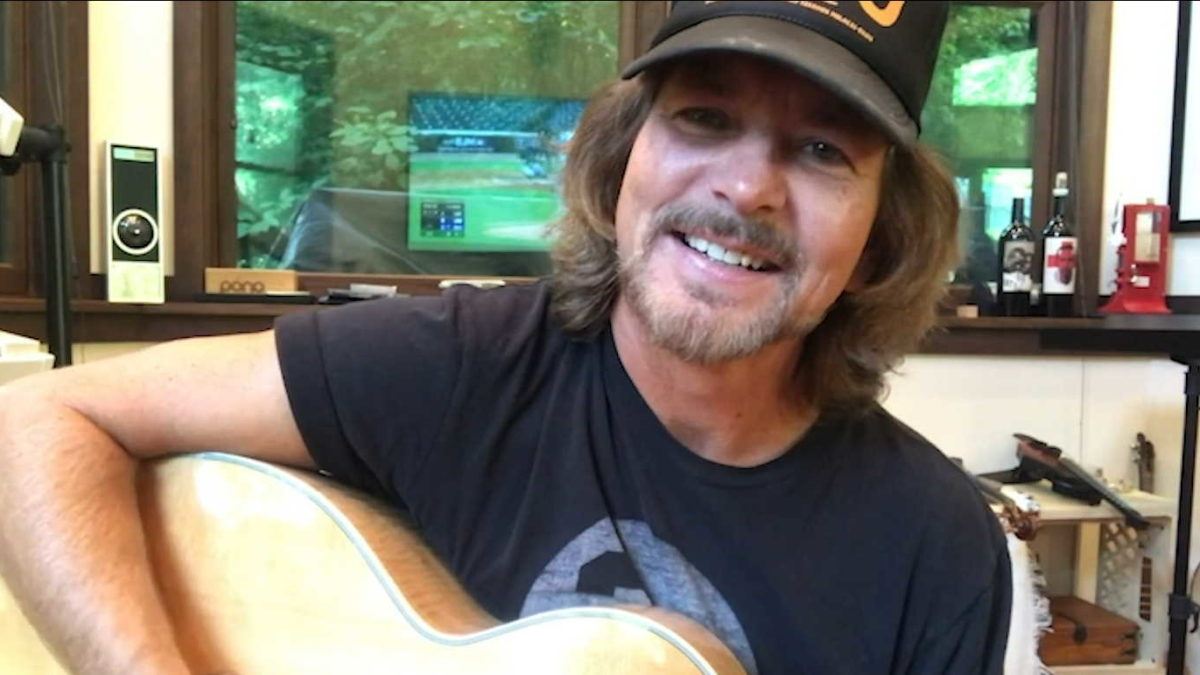 Pearl Jam’s Eddie Vedder Appears On Clemente Museum Fundraiser