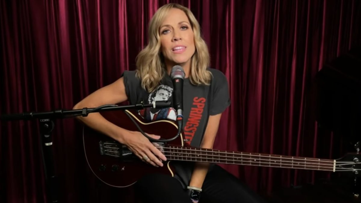 Sheryl Crow Performs ‘In The End’ For ‘Late Night With Seth Meyers’