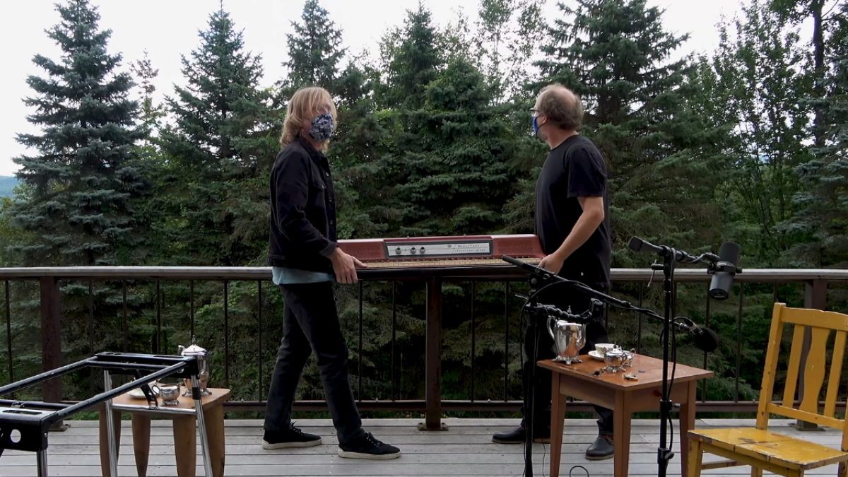 Phish’s Trey Anastasio & Page McConnell Perform ‘Evening Song’ At The Barn