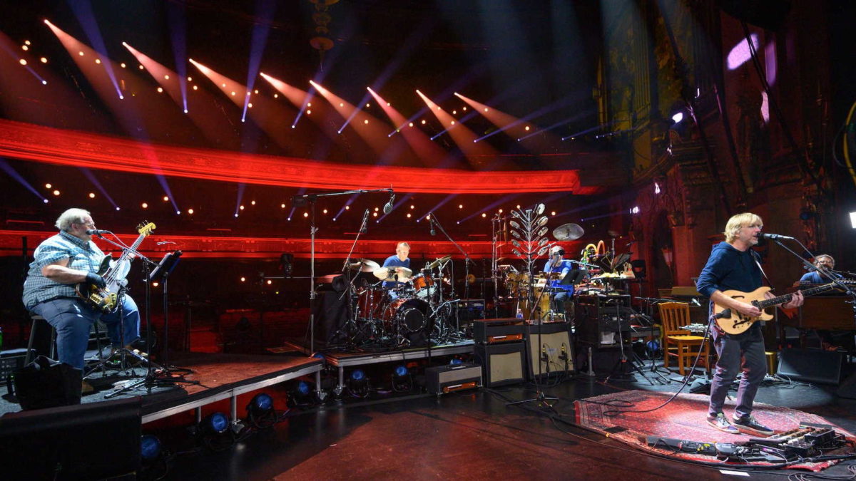 Trey Anastasio Performs 'Everything's Right' & '...And Flew Away' At Beacon Theatre