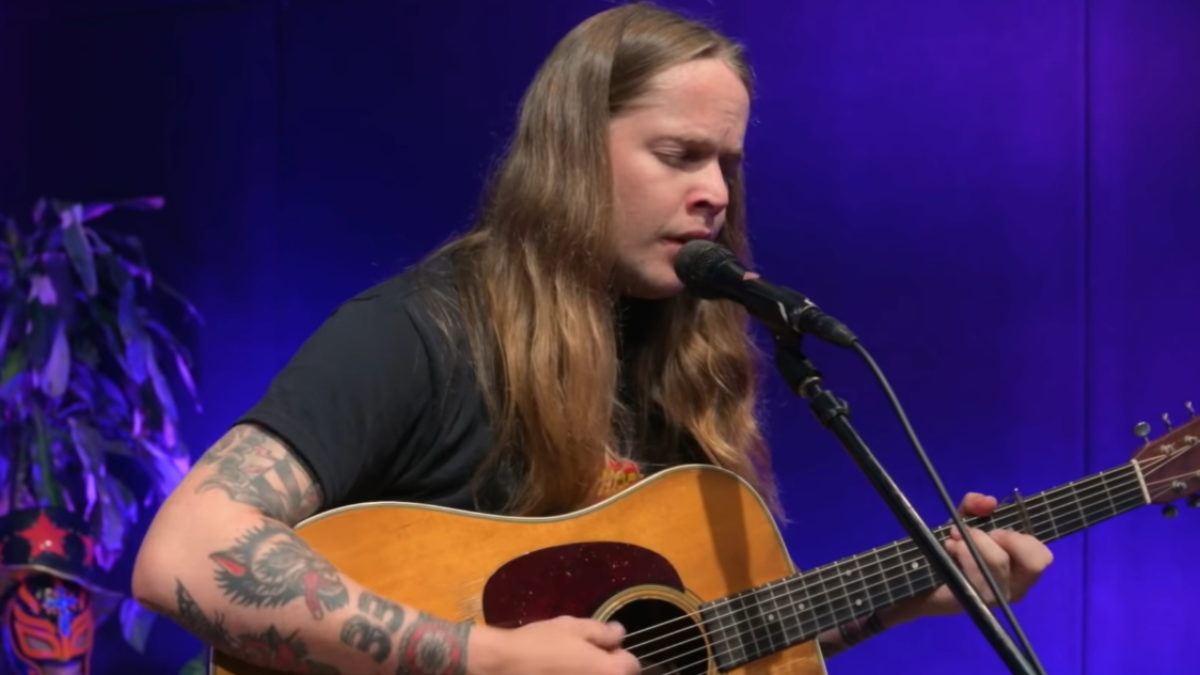 Billy Strings Performs ‘Watch It Fall’ For Florida Rights Restoration Coalition