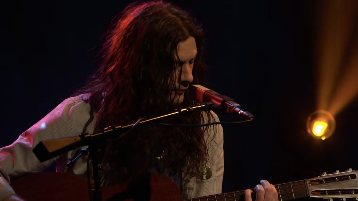 Kurt Vile Covers John Prine On ‘Late Night With Seth Meyers’