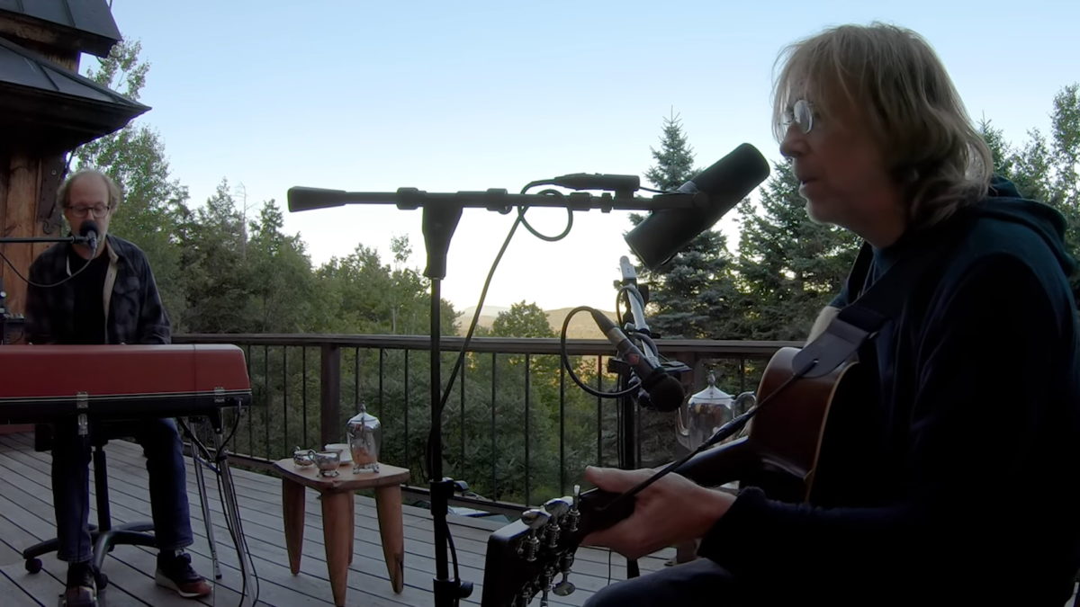 Phish’s Trey Anastasio & Page McConnell Perform ‘Waste’ At The Barn