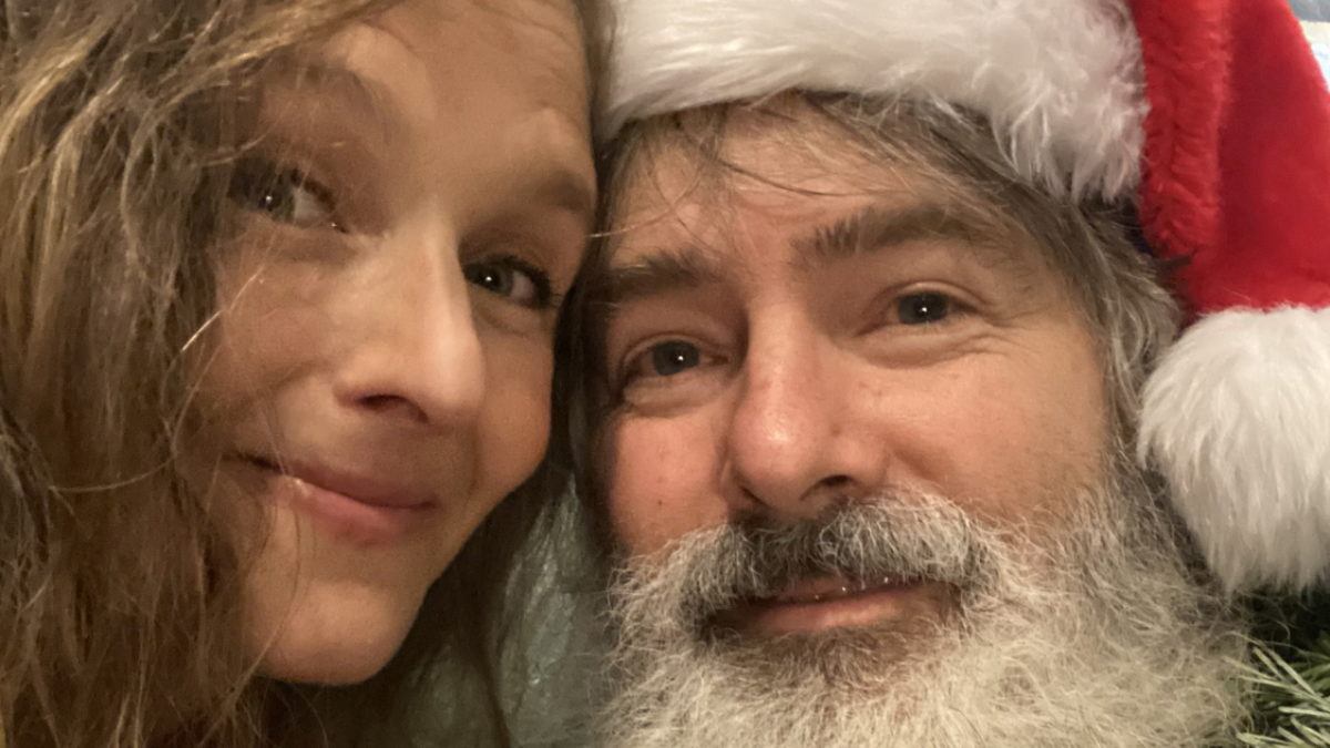 Béla Fleck & Abigail Washburn Share 'Christmas Time's A Coming (And I Know I'm Staying Home)'