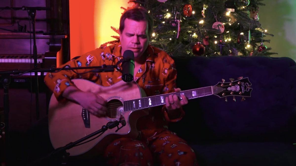 Brendan Bayliss Performs 'Remind Me' & Dave Matthews Band's 'Christmas Song' At Holiday Show 2020