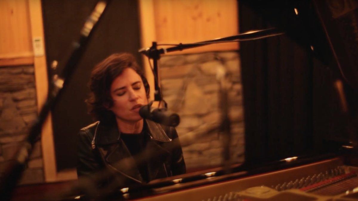 Leslie Mendelson Shares ‘Happy New Year’ Live Performance Video