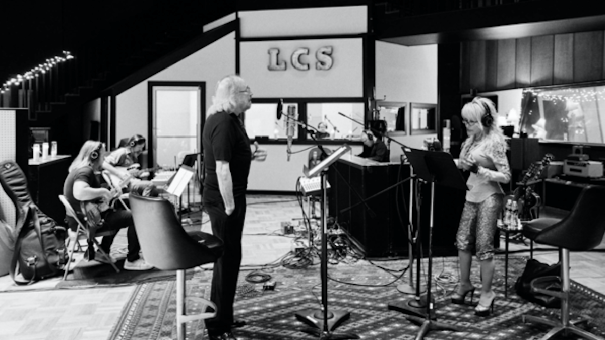 Barry Gibb & Dolly Parton Share New Version Of Bee Gees’ ‘Words’