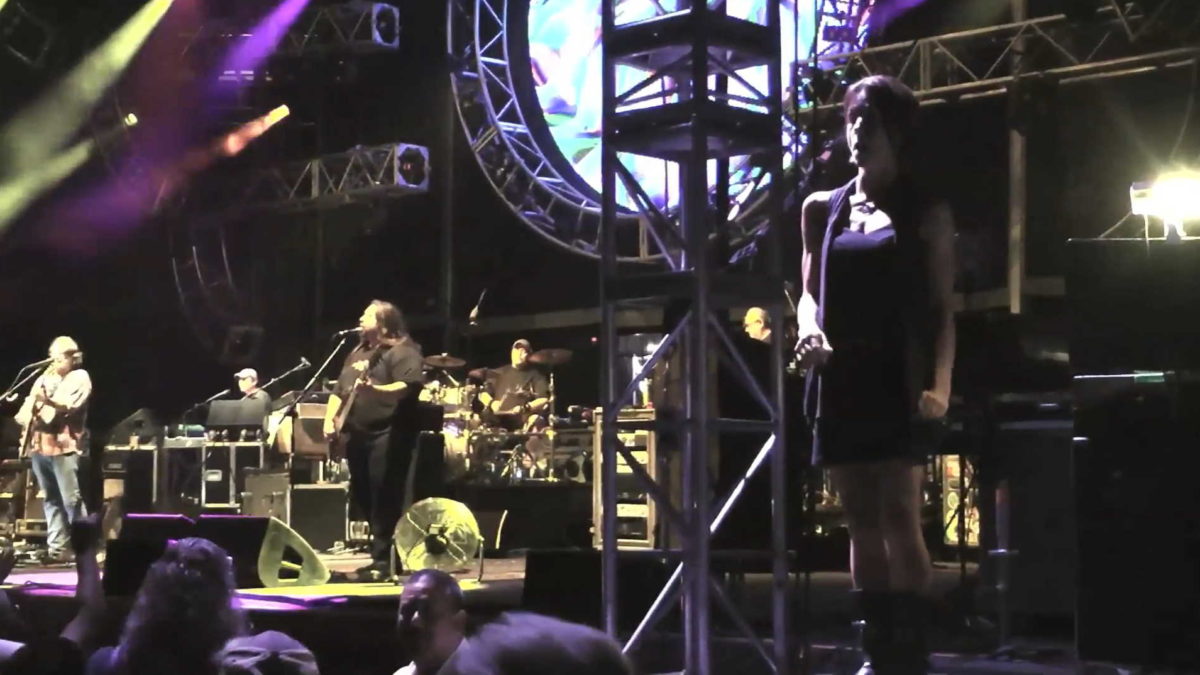 Watch Edie Jackson Sign Widespread Panic's 'Tall Boy' In 2013