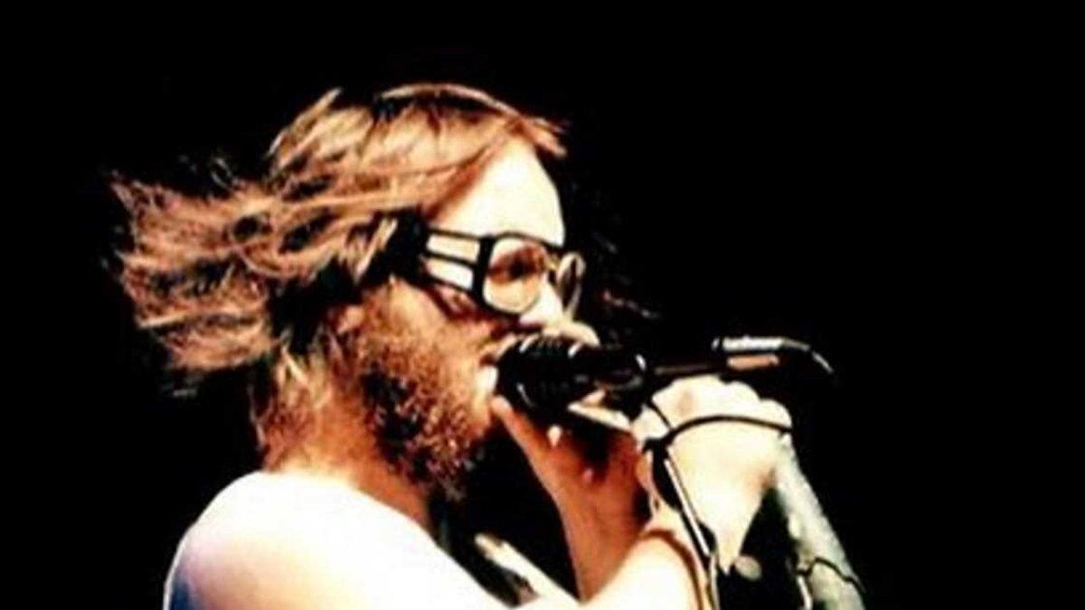 Watch Jon Fishman Sing Lead With Phish In The 1990s
