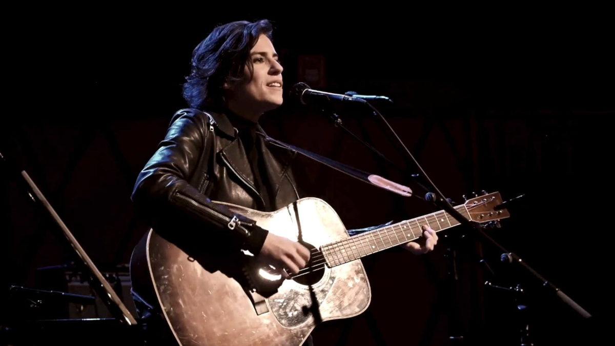 Leslie Mendelson Covers Joni Mitchell’s ‘People’s Party’ In Live Performance Video