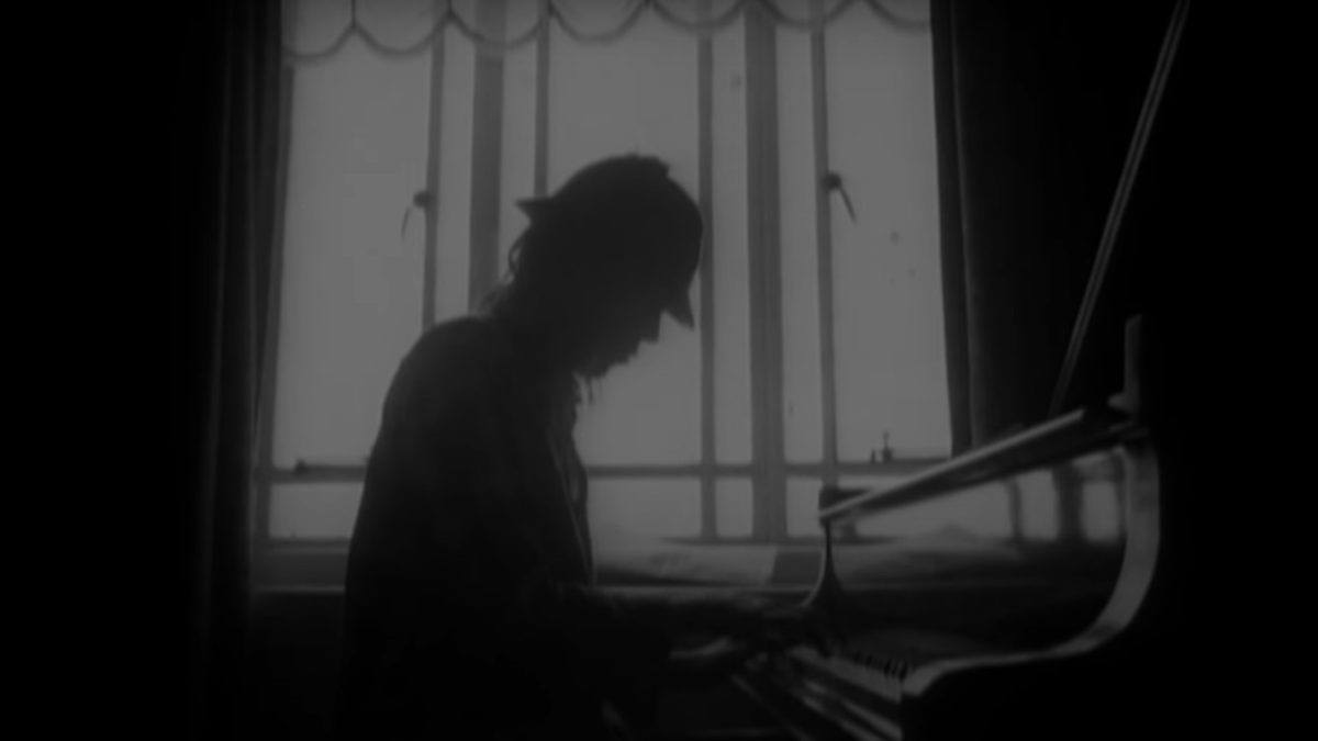Neil Young Releases ‘Stringman’ Video