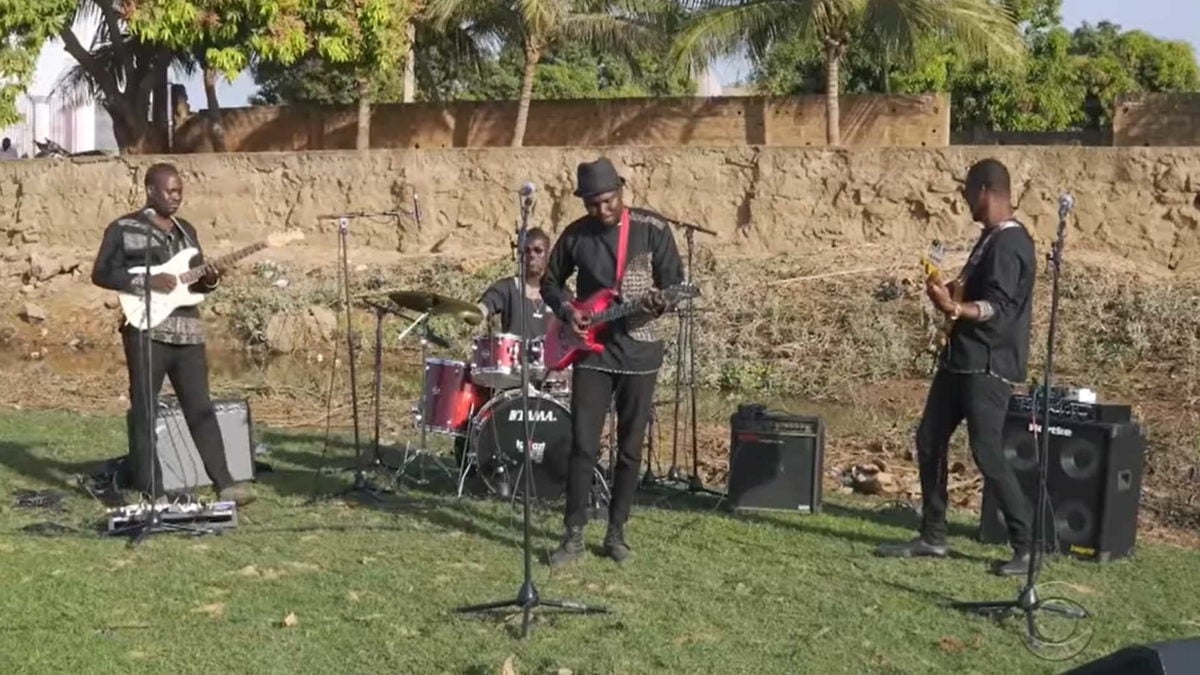 Songhoy Blues Performs ‘Barre’ For ‘Colbert’