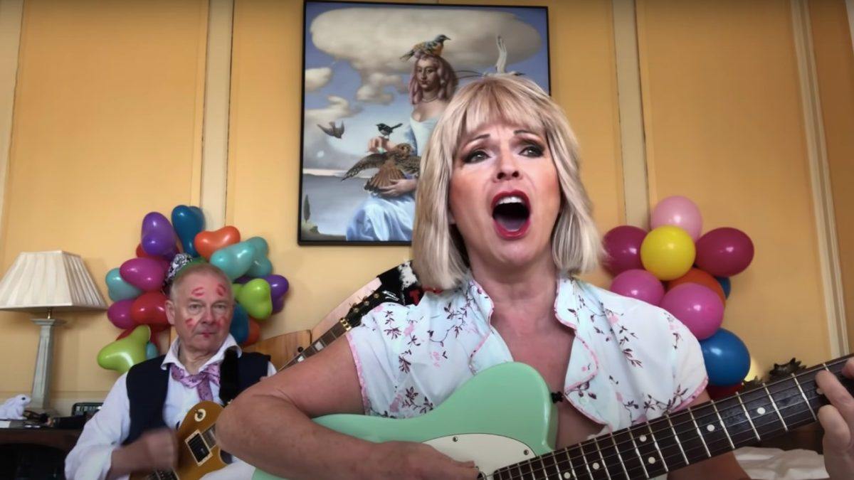 Robert Fripp & Toyah Willcox Cover ‘Tainted Love’ For ‘Sunday Lunch’