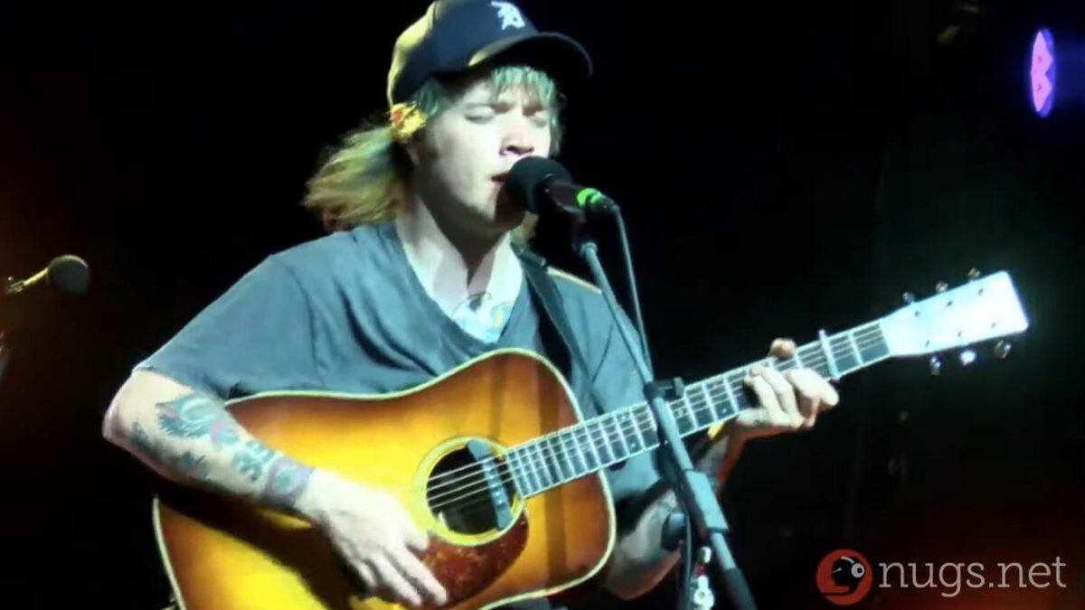 Billy Strings Covers Grateful Dead’s ‘Alabama Getaway’ In Mobile