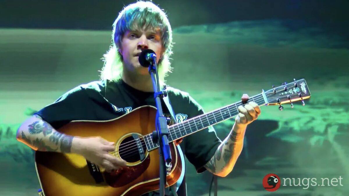Billy Strings Covers Bob Dylan’s ‘Tangled Up In Blue’ In Mobile