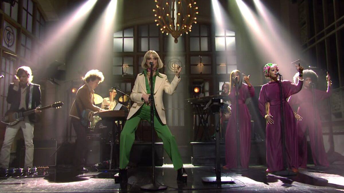 St. Vincent Performs ‘Daddy’s Home’ Singles On ‘Saturday Night Live’