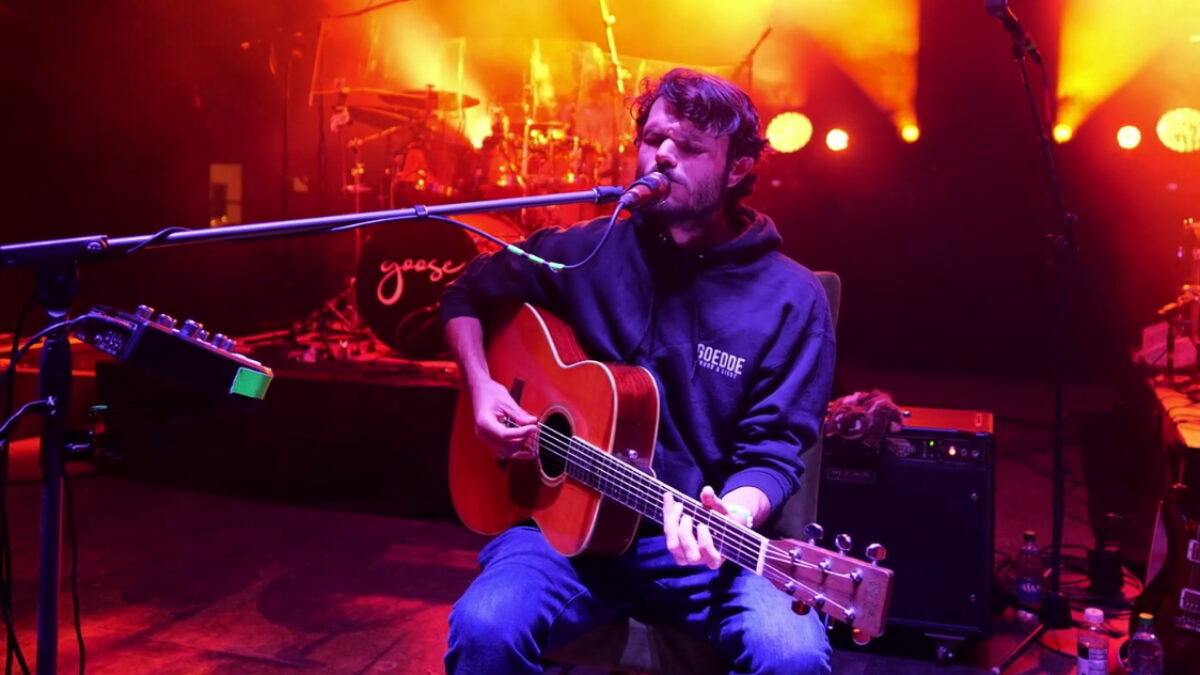 Goose Goes Acoustic & Debuts New Song At The Caverns
