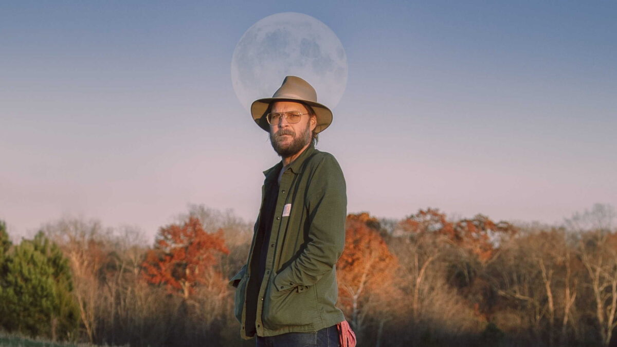 Hiss Golden Messenger Shares ‘Glory Strums (Loneliness Of The Long-Distance Runner)’ Single & Announces Winter/Spring Tour