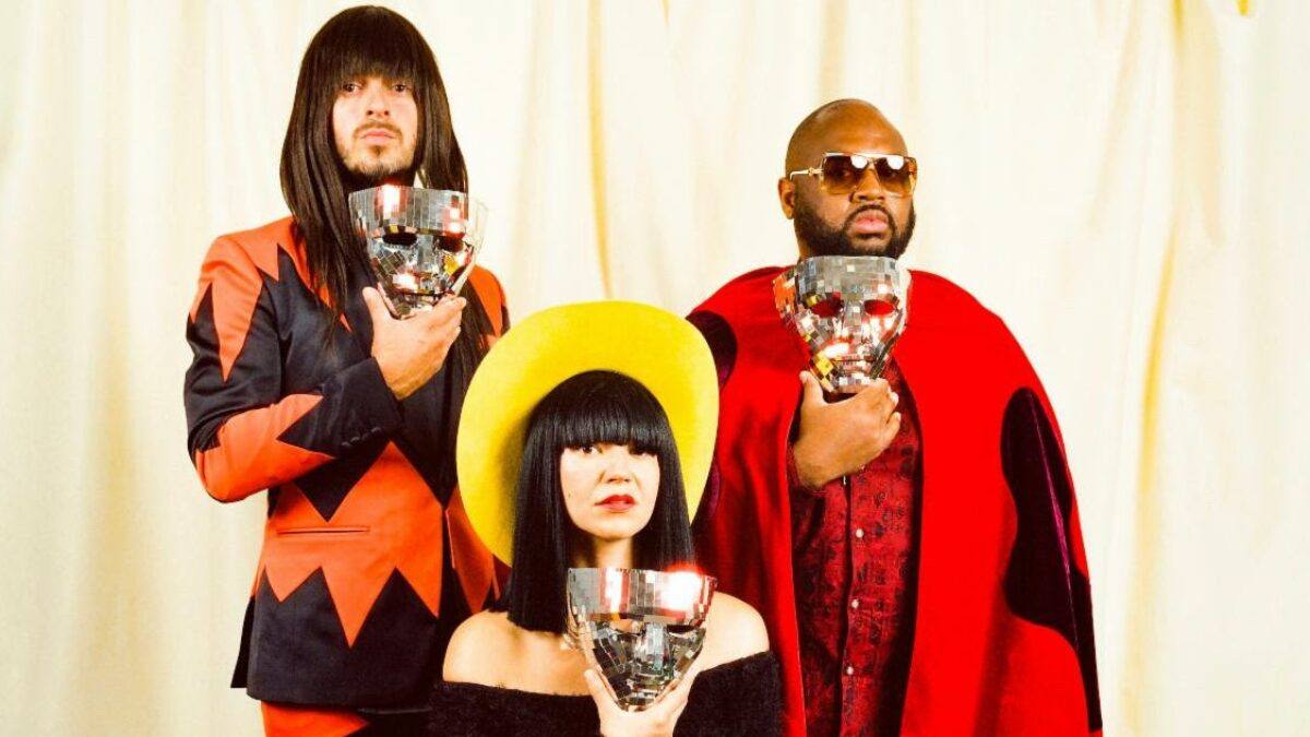 Khruangbin Announces ‘Mordechai Remixes’ Album & Shares Quantic’s ‘Pelota (Cut A Rug Mix)’