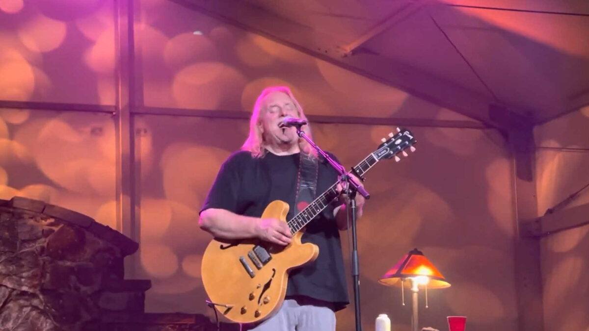 Warren Haynes Kicks Off Solo Tour In Eatontown