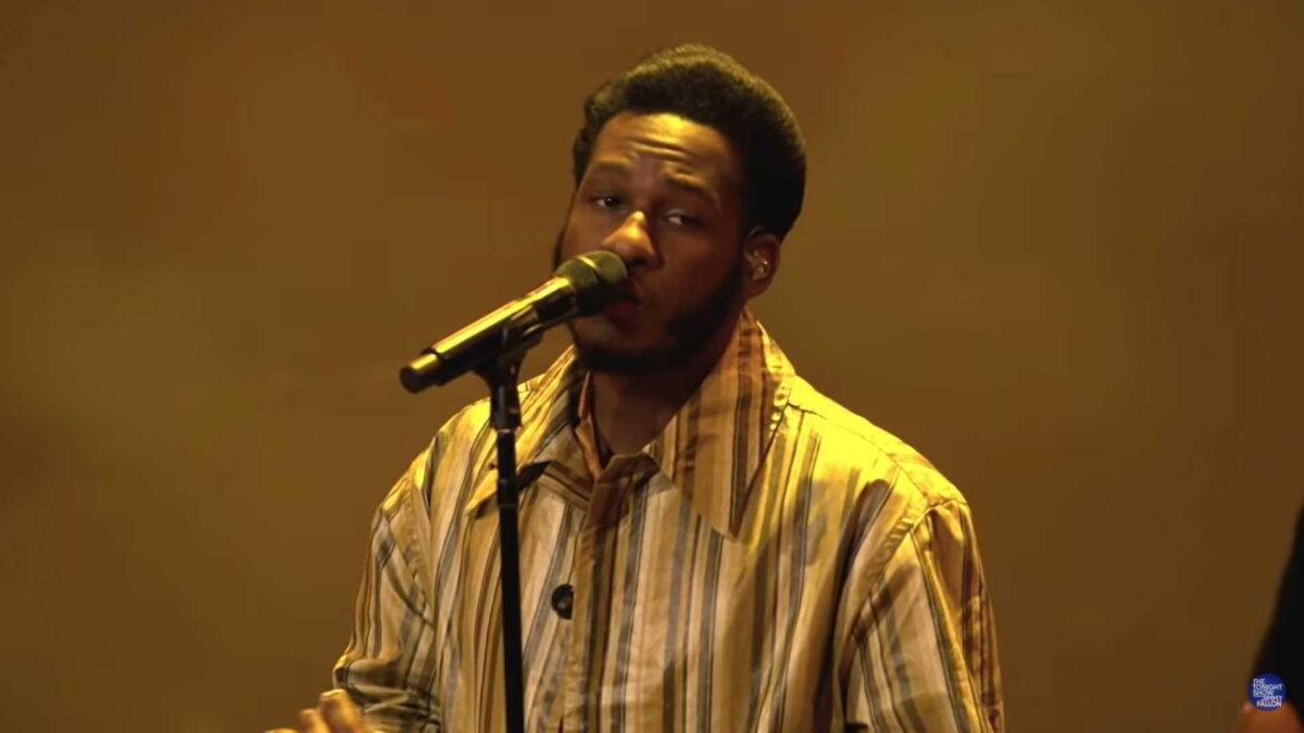 Leon Bridges Performs ‘Steam’ On ‘Fallon’