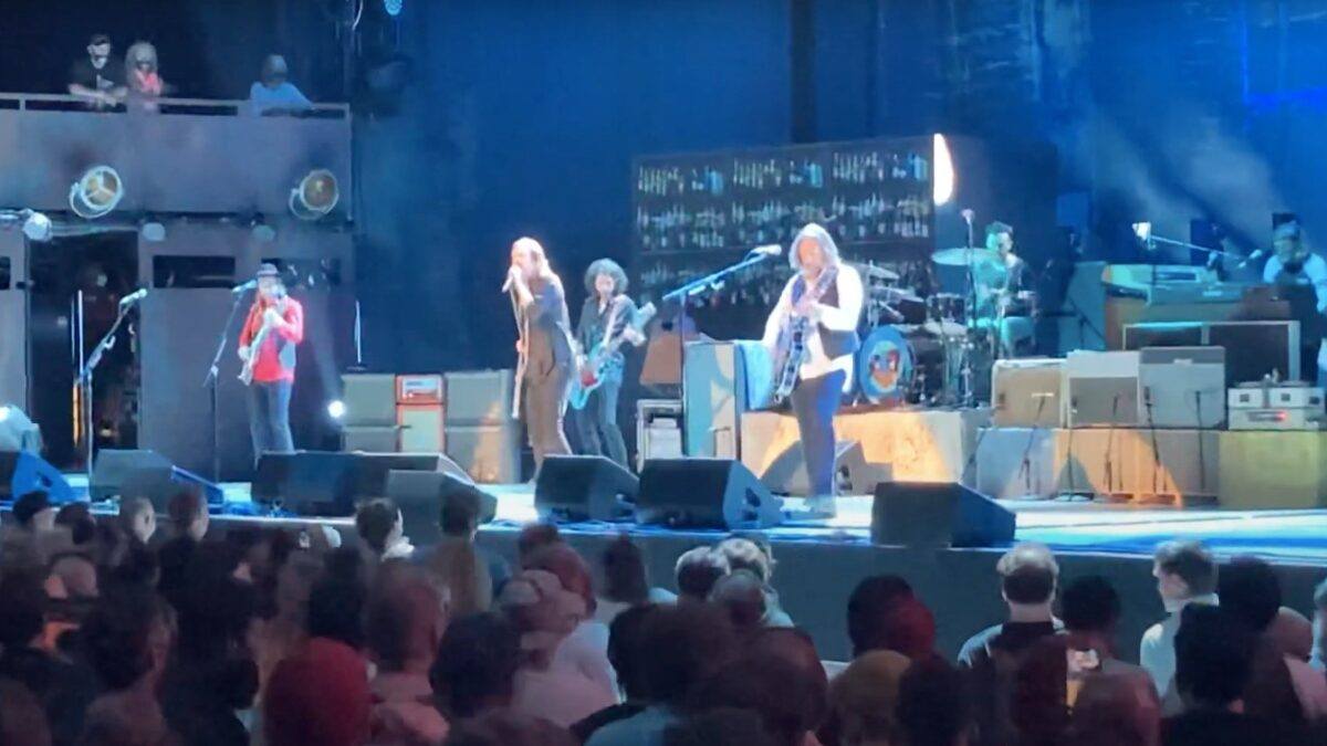 The Black Crowes Perform ‘Descending’ & ‘Good Morning Captain’ For 1st Time Since 2013
