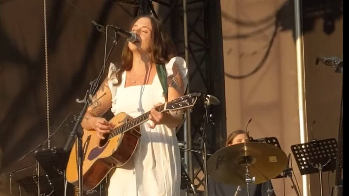 Waxahatchee Covers HAIM's ‘The Steps’ In New York