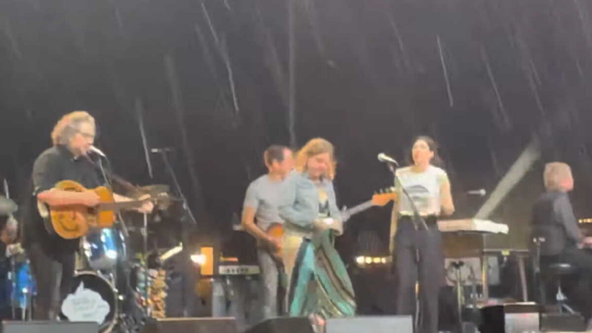 Wilco Welcomes Sleater-Kinney’s Carrie Brownstein & Corin Tucker In Queens