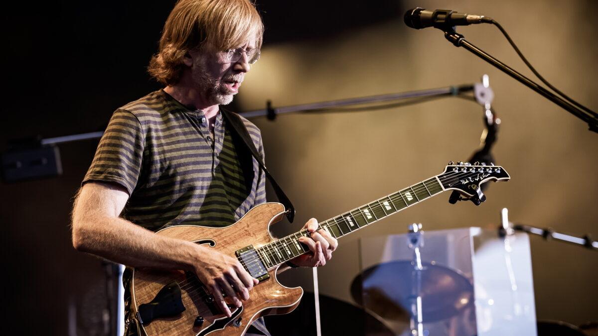 Watch Phish Guitarist Trey Anastasio’s Rig Rundown Summer 2021 Video