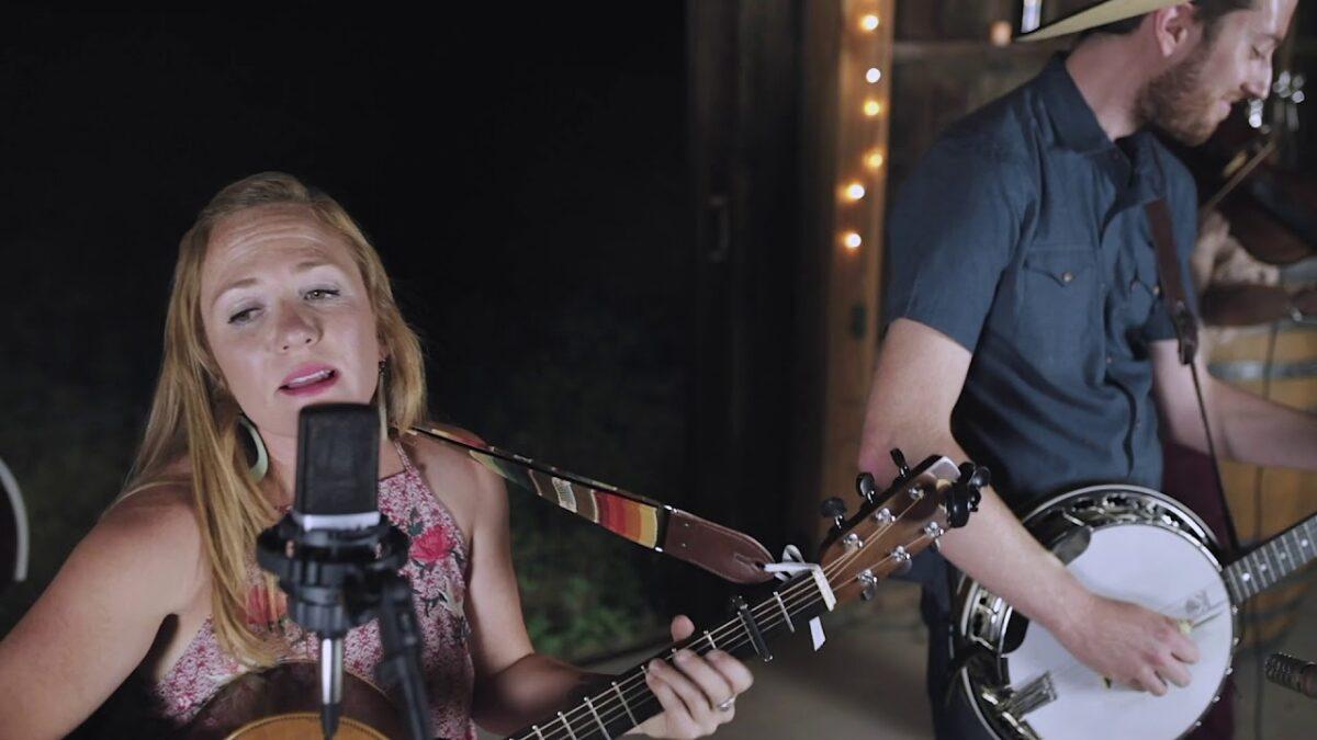Miss Leo & Her Bluegrass Boys - Travelin' Song (Whale Rock 2018 Barn Sessions)