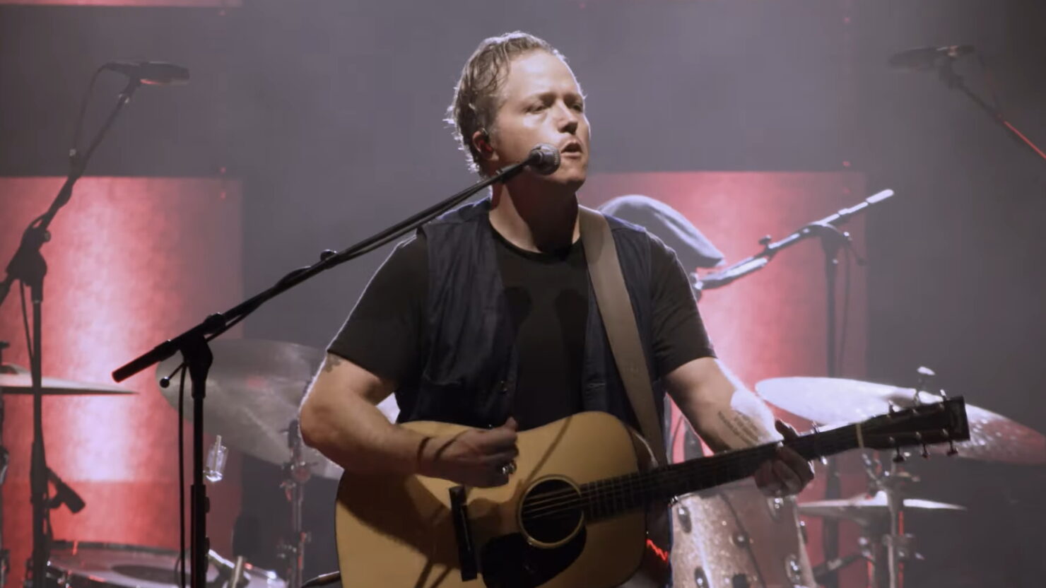 Watch Jason Isbell & The 400 Unit Cover R.E.M.’s ‘Driver 8’ In
