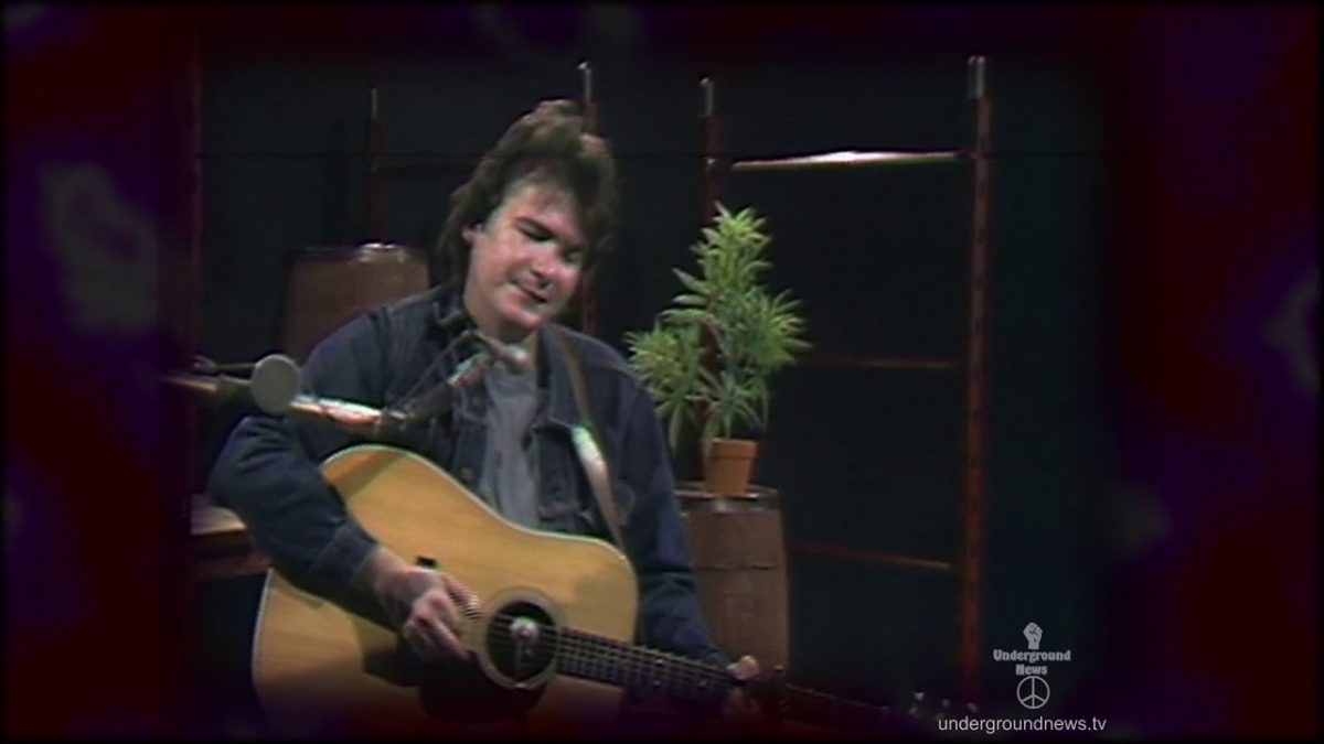 John Prine Performs “Illegal Smile” In 1972 Underground News Broadcast