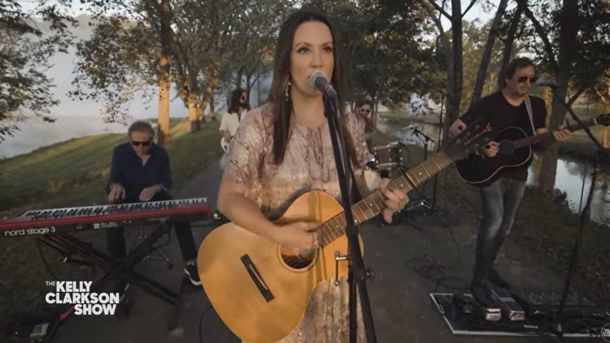 Natalie Hemby Performs ‘Radio Silence’ On ‘Kelly Clarkson’