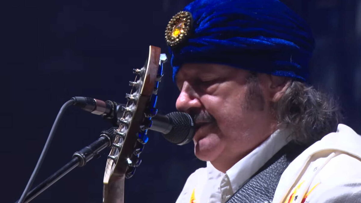 Watch Widespread Panic Cover David Bowie With Mike Mills On Halloween 2019