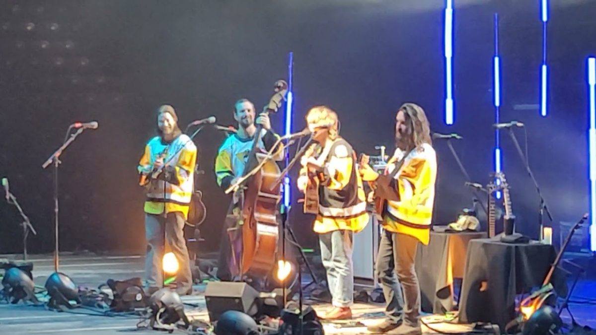 Billy Strings at Mohegan Sun 11/19/21 played a local Van Scoy Dimond Mine jewelry store jingle.