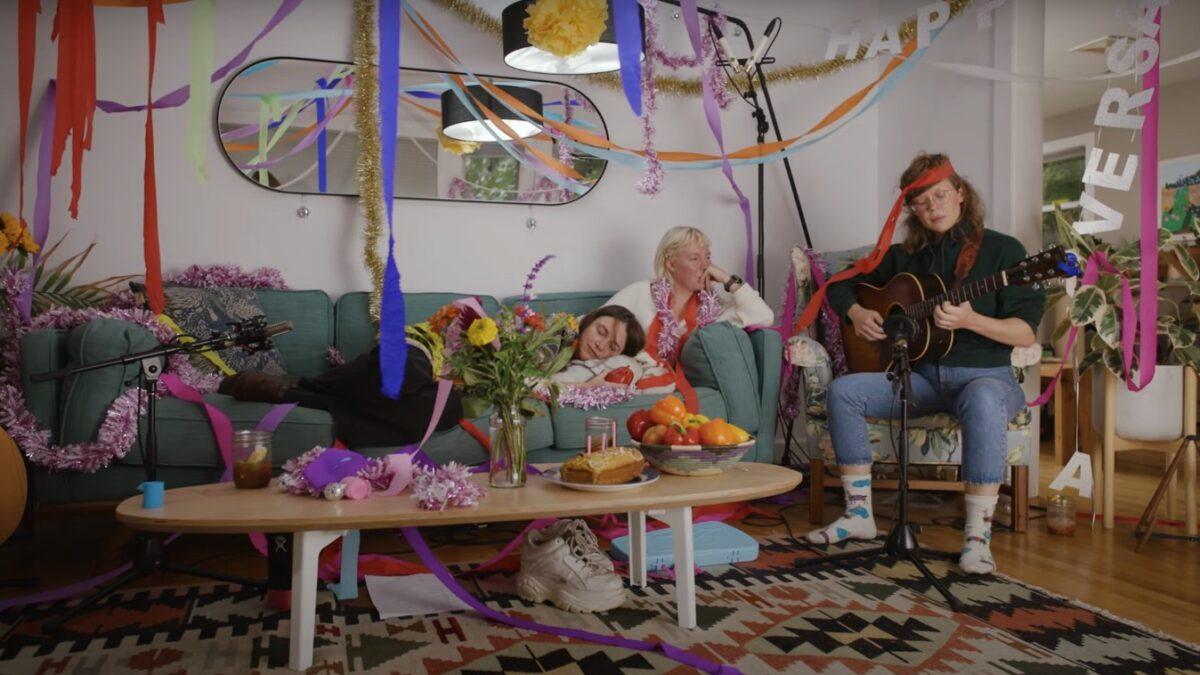 Mountain Man Performs ‘Loon Song’ Live At Betty’s