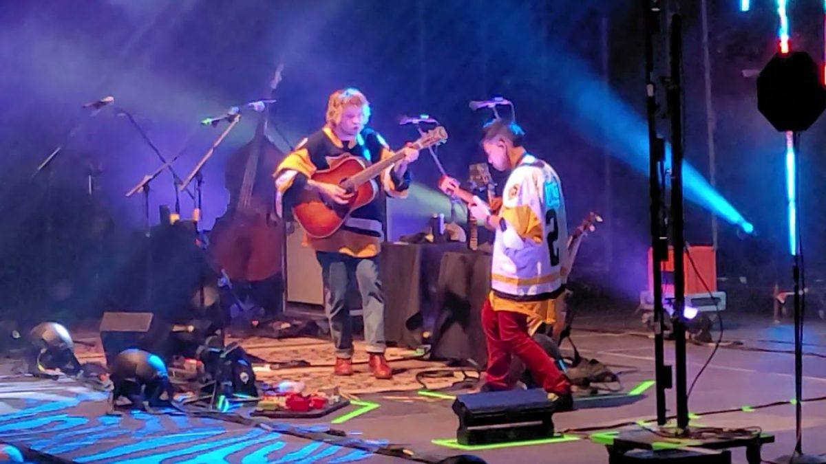 Billy Strings at Mohegan Sun 11/19/21 with an amazing Ukulele player Jake Shimabukuro.