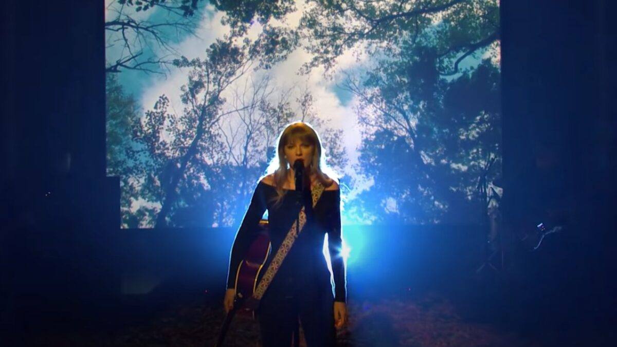 Taylor Swift Performs On ‘Saturday Night Live’