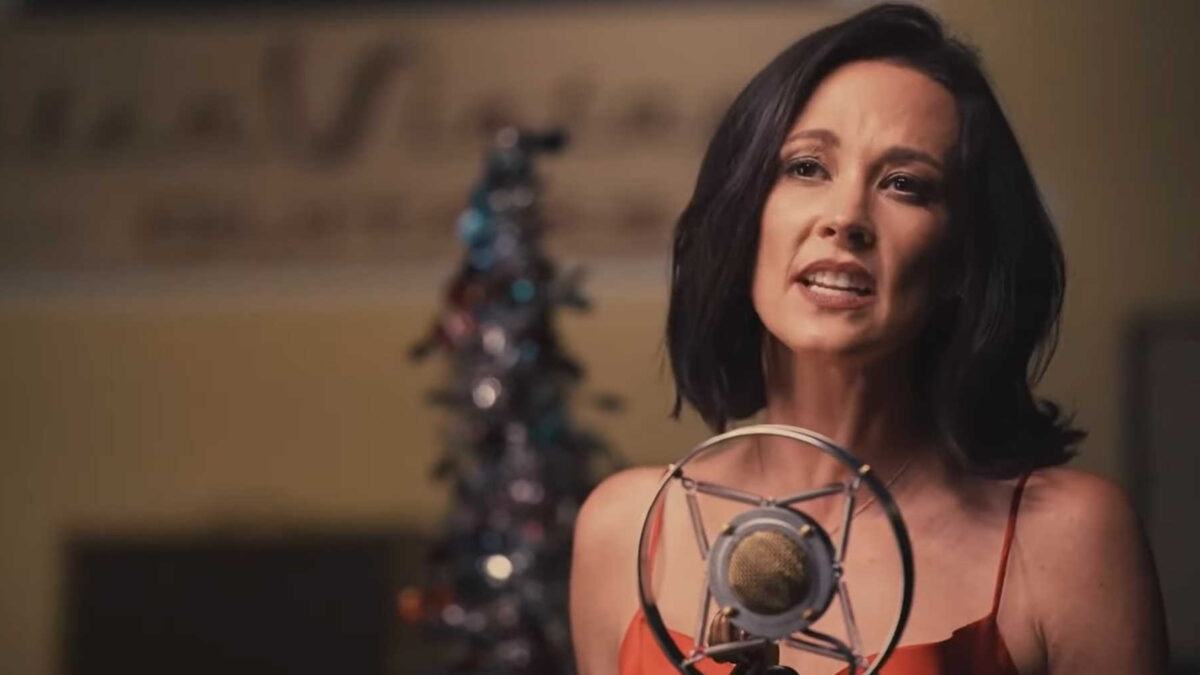 Watch Amanda Shires Perform ‘Slow Falling Snow’ At Carter Vintage Guitars