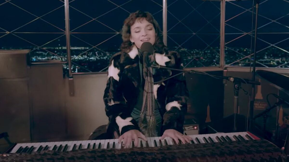 Norah Jones Plays ‘I Dream Of Christmas’ Songs At The Empire State Building