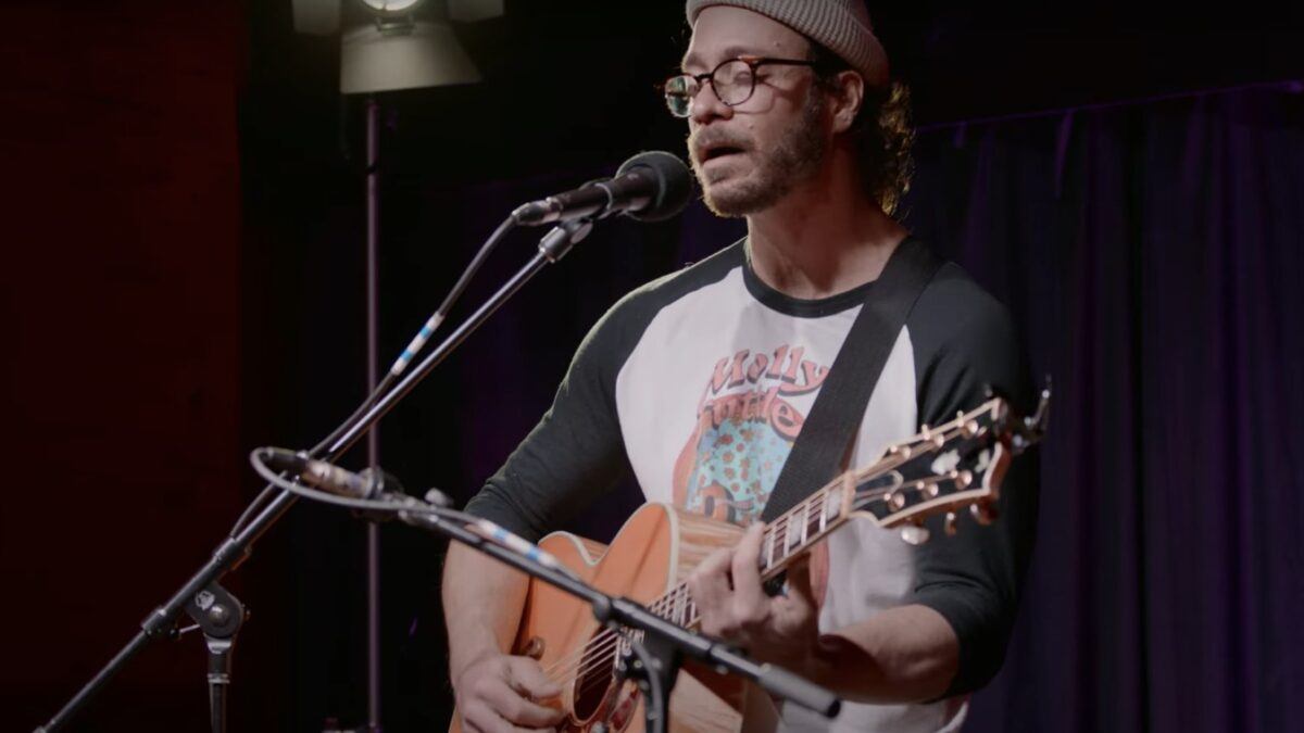 Amos Lee Performs ‘MicroShow’ For ‘The Current’