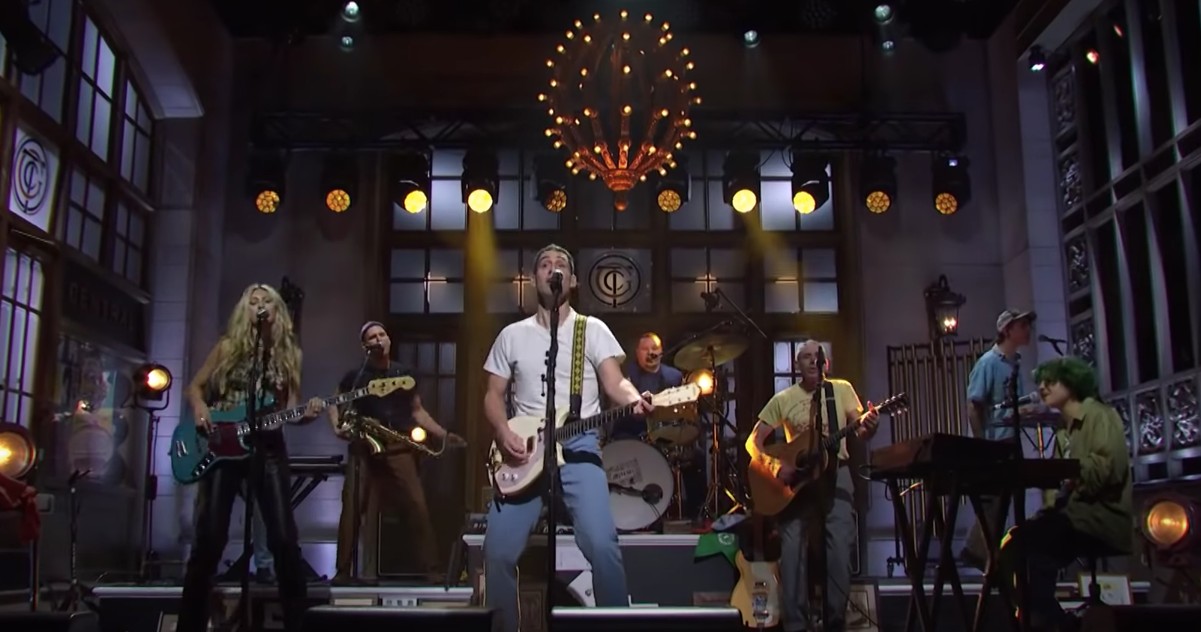 Bleachers Perform ‘How Dare You Want More’ & ‘Chinatown’ On ‘Saturday