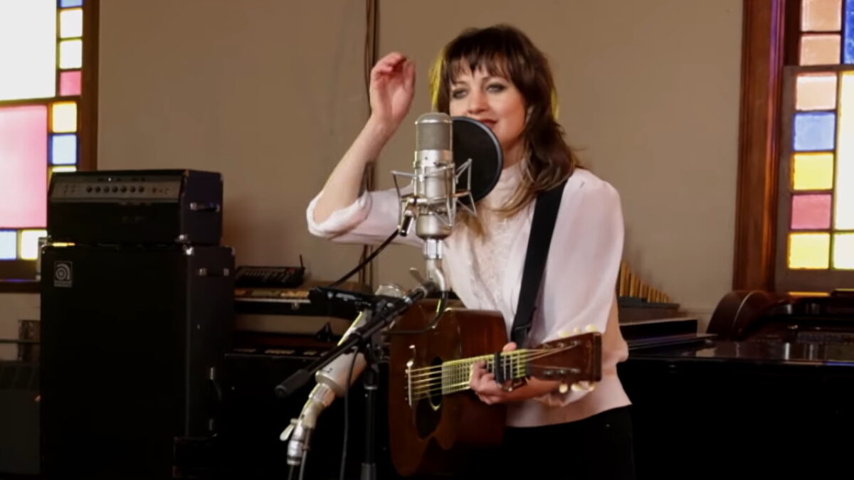 Watch Anaïs Mitchell Perform ‘Little Big Girl’ On ‘Kelly Clarkson Show’
